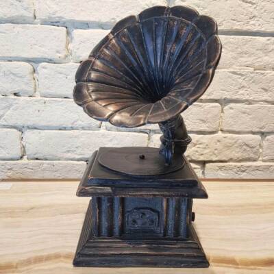 Decorative statuettes 