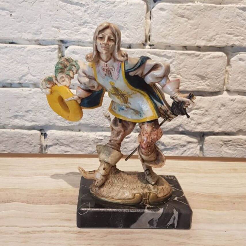 Decorative statuettes 